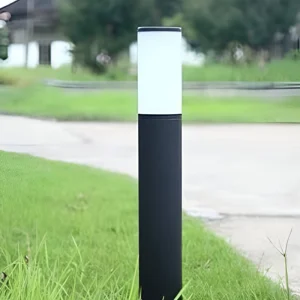 BOLARDO "LIFE" PARA EXTERIORES 60M ALTURA 20CM DIAMETRO PARA FOCO E27 BASE Y REPUJADO DE ALUMINIO Y PVC COLOR NEGRO ACRILICO TRANSPARENTE Y DIFUSOR BLANCO